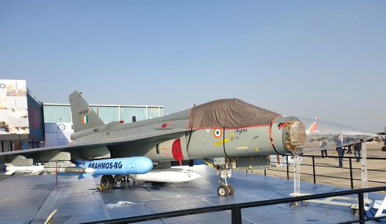 印度航展LCA战机挂新一代布拉莫斯导弹展示