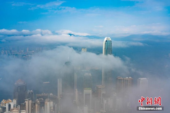 香港迎来平流雾 维港宛如人间仙境