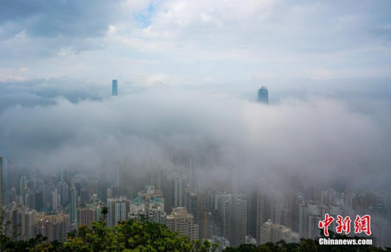 香港迎来平流雾 维港宛如人间仙境