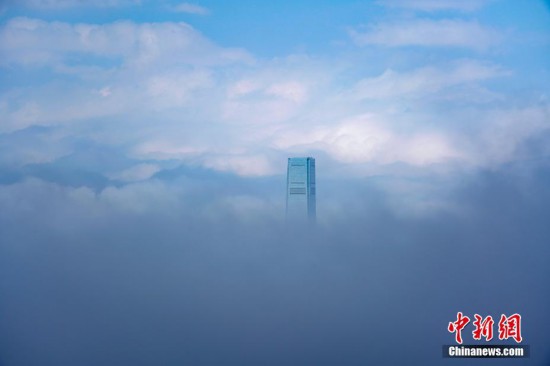 香港迎来平流雾 维港宛如人间仙境