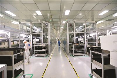 华星光电高世代模组项目生产车间. 本报记者杨建业 摄