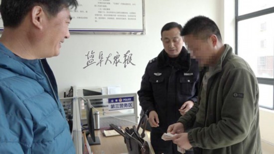 乘客将包落在出租车 盐城司机拾金不昧送到派出所