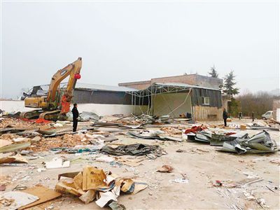 曲江城管再发力 拆除三兆村5000平方米违建厂