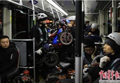 夜班公交上的夜归人：有人来京两年没见过白天的四环路