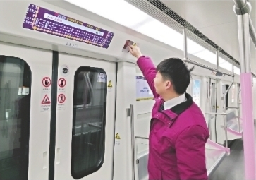 抢上地铁被门夹 过11站才脱身