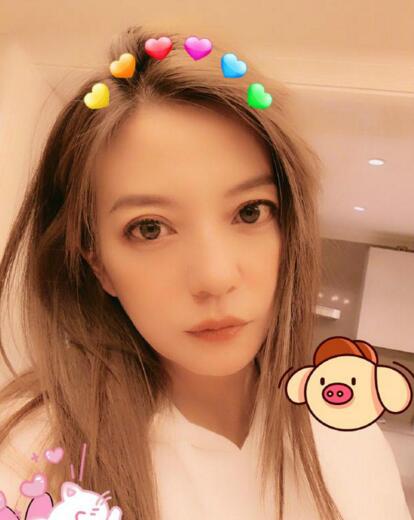 赵薇深夜晒美颜自拍 一双大眼睛十分抢镜