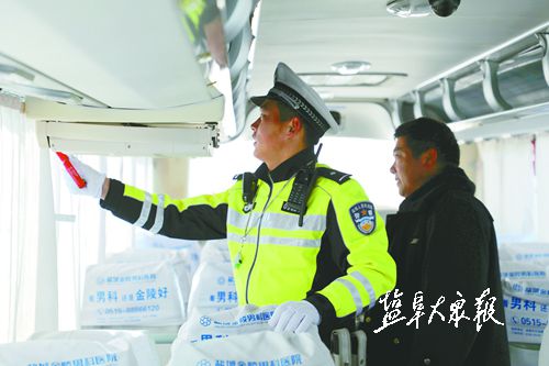 春运期间盐城公安交警查纠各类交通违法49.7万起