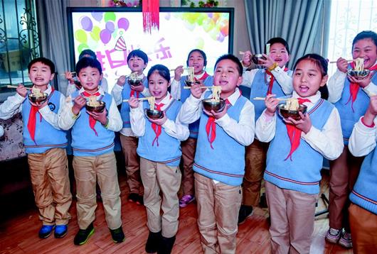 百名小学生齐吃长寿面