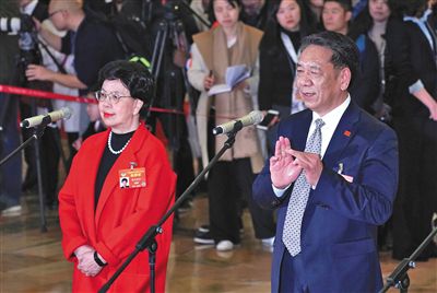首场委员通道开启 5G、玉兔号被“点题” 首场委员通道开启 5G、玉兔号被“点题”