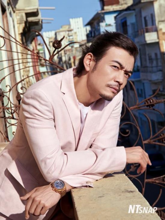 杨烁粉色西装惊现古巴 浪漫绅士气度引人关注