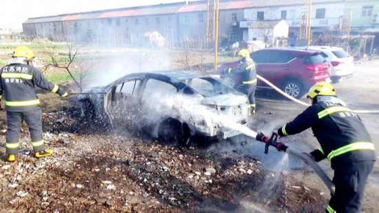 淮安一轎車突然冒煙起火 被燒成“骨架”