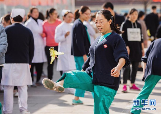 (体育)(3)全民健身——趣味运动迎三八妇女节