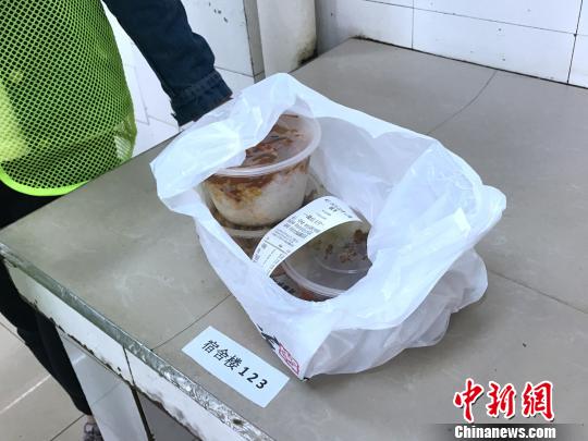 西安一高校食堂推外卖APP走红学生送餐月入千元
