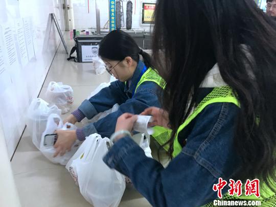 西安一高校食堂推外卖APP走红学生送餐月入千元
