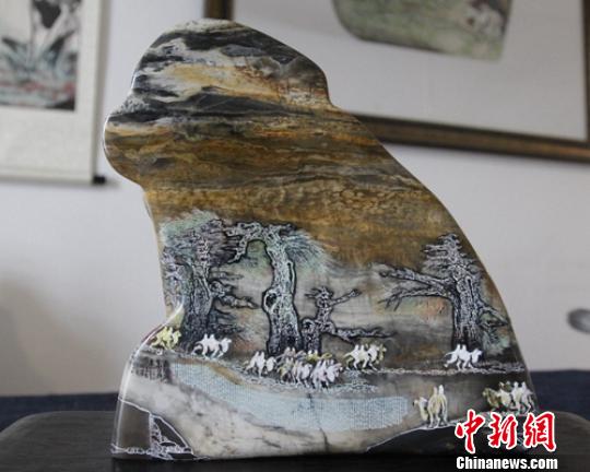 新疆微雕藝術(shù)家獨(dú)特絕活 毫厘間雕刻奇妙世界
