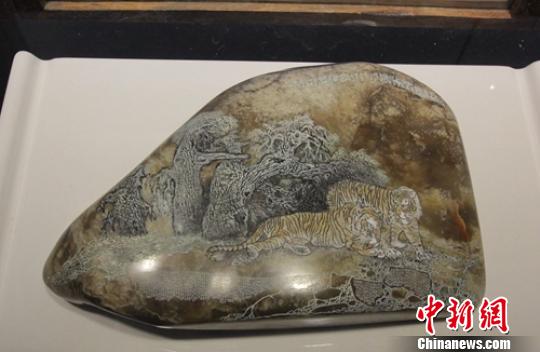 新疆微雕藝術(shù)家獨(dú)特絕活 毫厘間雕刻奇妙世界