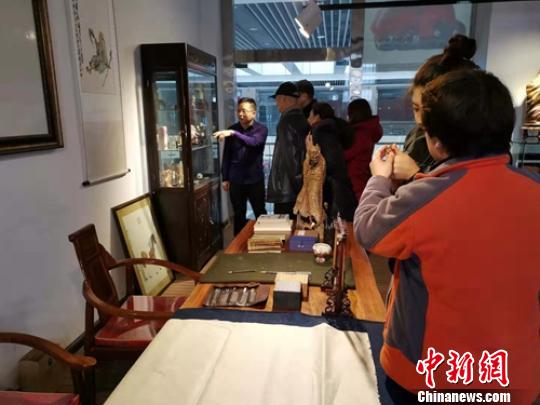 新疆微雕藝術(shù)家獨(dú)特絕活 毫厘間雕刻奇妙世界