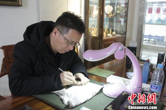 新疆微雕藝術(shù)家獨(dú)特絕活 毫厘間雕刻奇妙世界