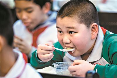 广州要求学校负责人与学生共同用餐鼓励家长在校陪餐