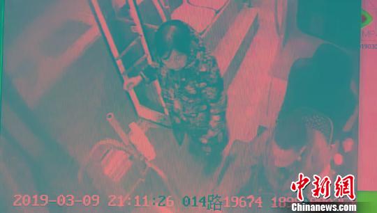 成都七旬老人深夜坐过站 公交司机自己开车送