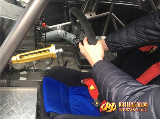 冠軍專業賽車現身成都道路民警:違法!