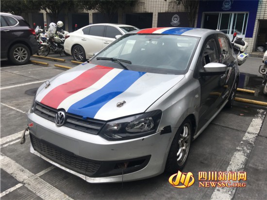 冠軍專業賽車現身成都道路民警:違法!