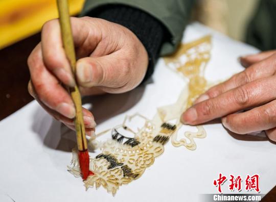 两代皮影艺人的“光影摇曳”：唯有存活传承才有希望