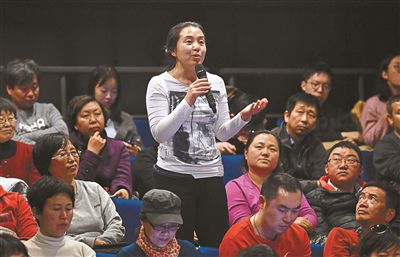 北京人艺导表演艺术家杨立新与天津人艺演员剧团团长张艳秋做客"青睐