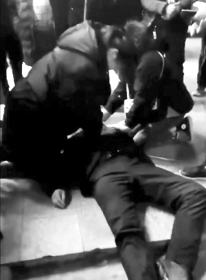 盐城响水95后小护士联手路人跪地救回猝死大叔