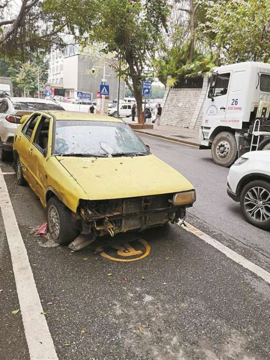 深圳罗湖区水贝二路僵尸车占道