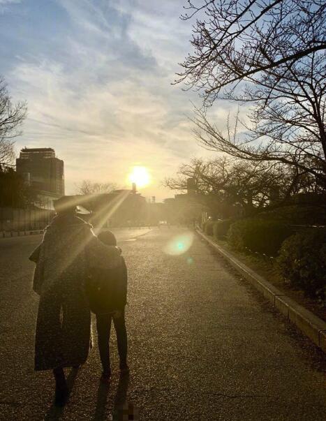 林志颖晒妻儿背影照 母子俩温馨揽肩kimi长腿抢镜