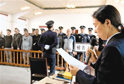 沙霸"获刑   昨日上午,未央区法院公开审理了以被告人李某军,杨某为首