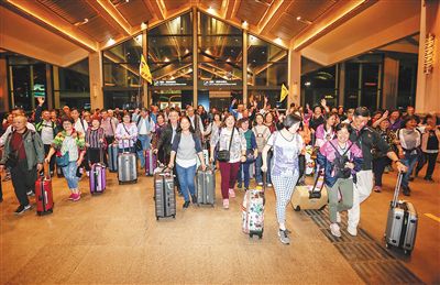澳门“千人游海南”今年首批120名游客抵琼