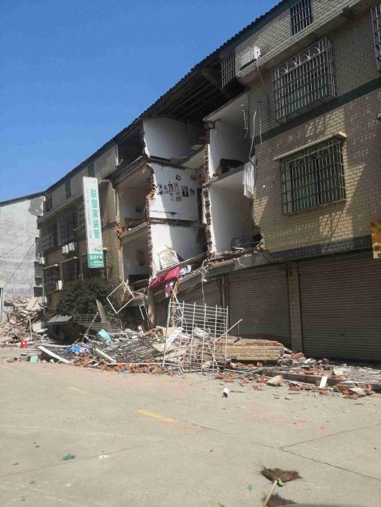 楼房垮塌|株洲一住宅楼一夜间垮塌 事发前地基3次下沉