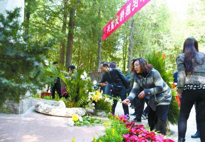 昨天,万安公墓举行"公众开放日",市民们在李大钊烈士陵园向先烈