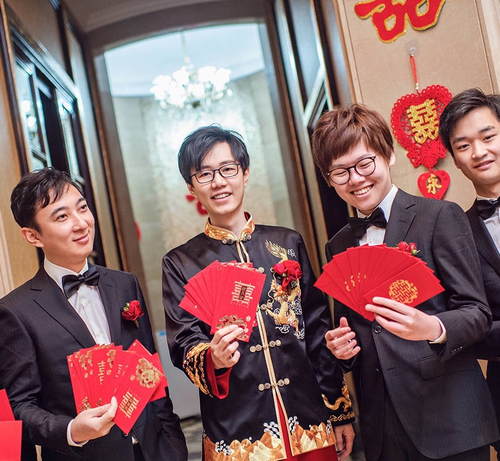 酒神婚礼花絮曝光 伴郎王思聪被当场撕腿毛