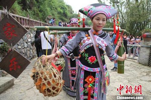 广西壮族村落“三月三”展传统民俗引客