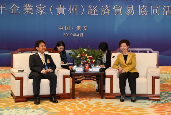 4月9日，省委副书记、省长谌贻琴在贵安新区会见来黔出席中日青年企业家(贵州)经贸交流活动的中日嘉宾。张丽 摄