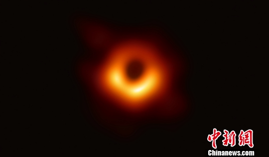 人类首张黑洞照片面世 超大黑洞距地球5500万