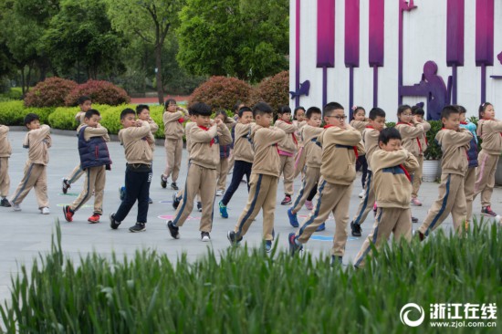 体育课上打高尔夫杭州这所小学有点高大上