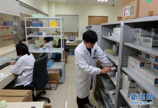 （新華全媒頭條·圖文互動）（1）一粒藥片牽動萬人心，藥品集中采購給你我省了多少？