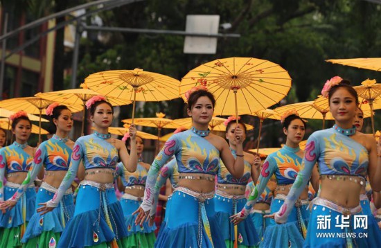 西双版纳民族民间文化巡游大展演在景洪市上演