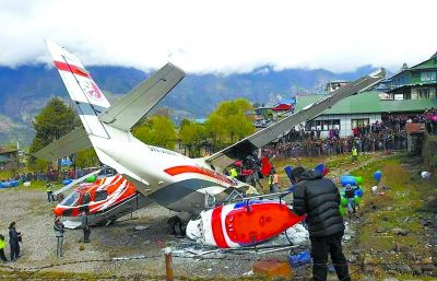 珠峰南坡一小飛機撞直升機2人亡