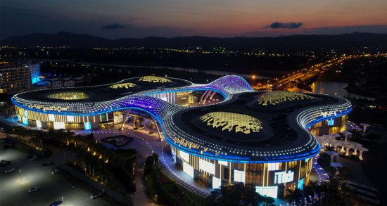 位于海南省三亚市海棠湾的三亚国际免税城夜景(4月13日无人机拍摄).