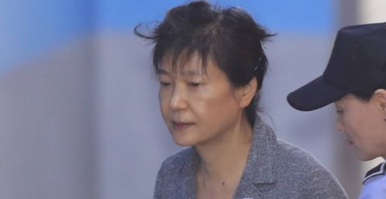 朴槿惠坐牢2年零16天今夜羁押期满法院：不放她