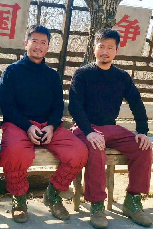 吴京和替身合影曝光网友惊呼:两个人是双胞胎