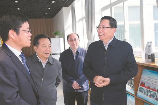 李锦斌：坚持优先发展教育事业办好人民满意的教育