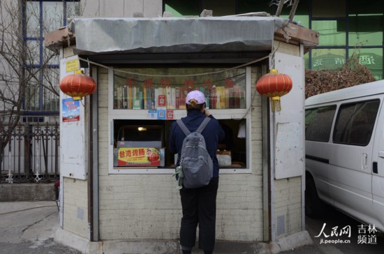 长春街头一家改造为小吃摊、小商店的报刊亭。实习生孙挺 摄