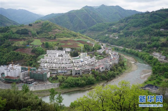 （走基層 聽民聲·圖文互動(dòng)）（1）電商扶貧 讓陜西山區(qū)農(nóng)業(yè)擁抱“藍(lán)?！? border=