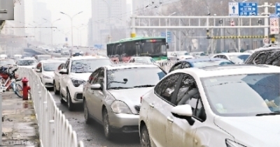 武汉市政协委员支招缓解中心城区停车难 补贴